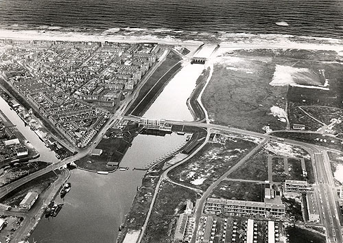 Bestand:Katwijk-1961-gemaal-en-uitw.jpg