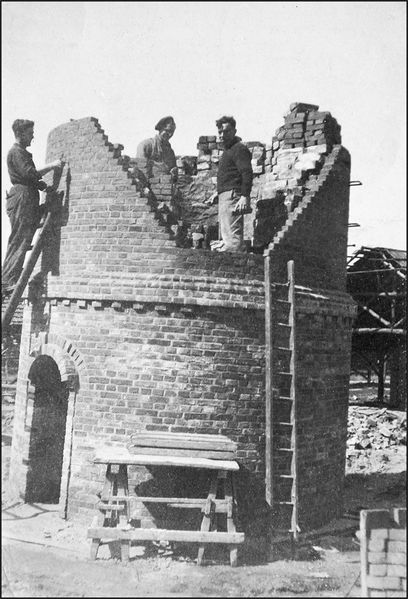Bestand:Sjang Geelen tijdens de bouw van een schoorsteen.jpg