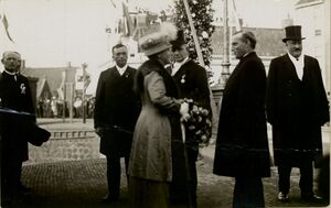 Zwart wit foto van koningin Wilhelmina, prins Hendrik en diverse hoogwaardigheidsbekleders