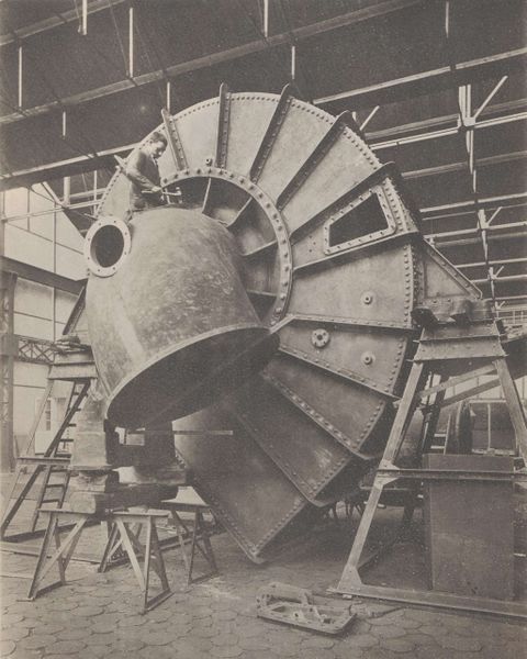 Bestand:Gedenkboek Jaffa p79. Plaatijzeren centrifugaalpomp, opgesteld in de werkplaatsen van Jaffa.jpeg