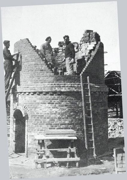 Bestand:Sjang Geelen tijdens de bouw van een schoorsteen - rechtgezet.jpg