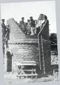 Sjang Geelen tijdens de bouw van een schoorsteen - rechtgezet.jpg