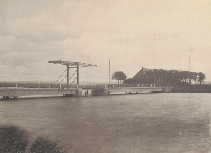 Bestand:Gedenkboek Jaffa p27. Ophaalbrug over het stroomkanaal bij Lemmer.jpeg